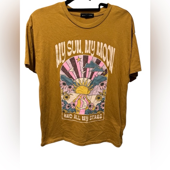 social scene Tops - Euc sz M Graphic Tee with Sun and Moon Design